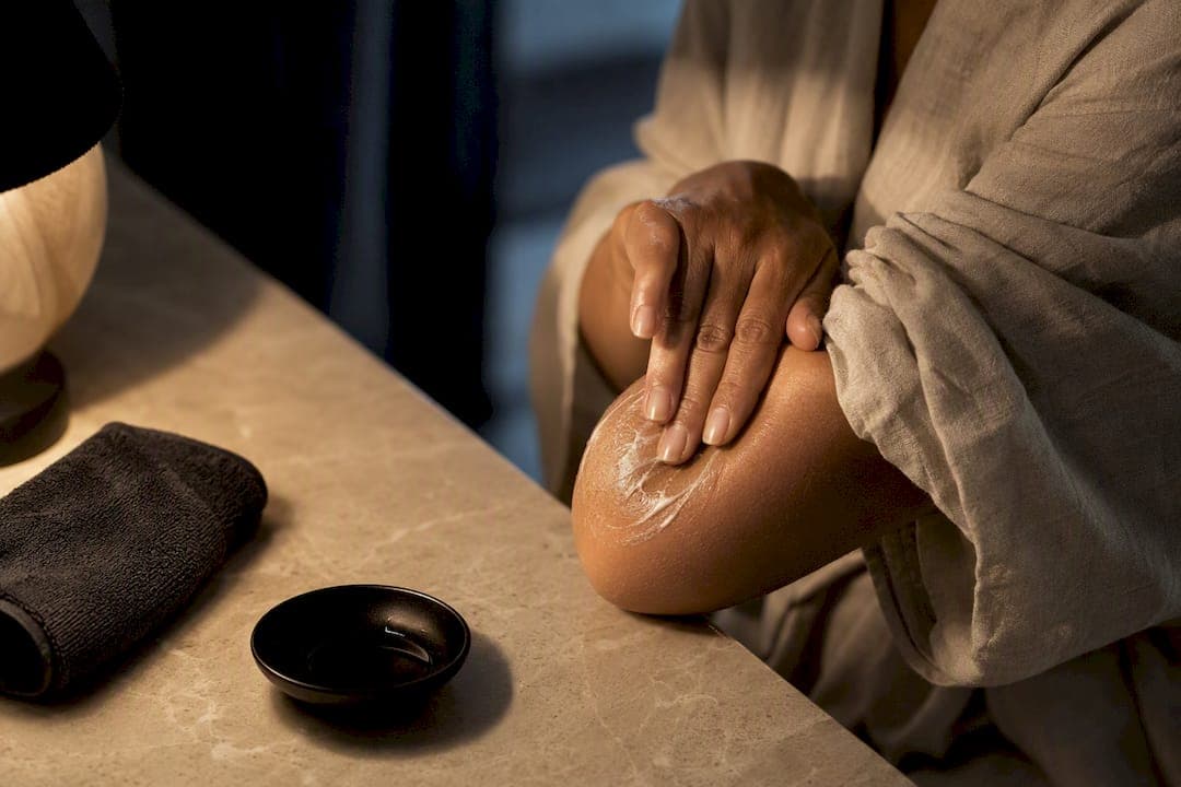 Dry elbows: soft in a week with an overnight moisturizer routine